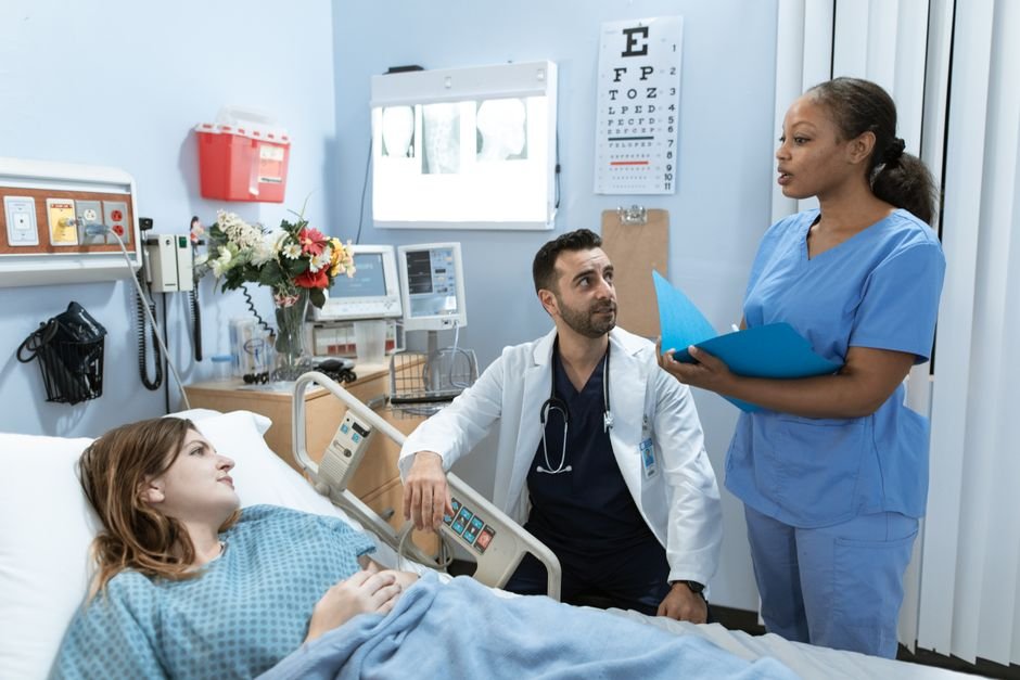 alcohol detox center: Nurse talking with patient hospital