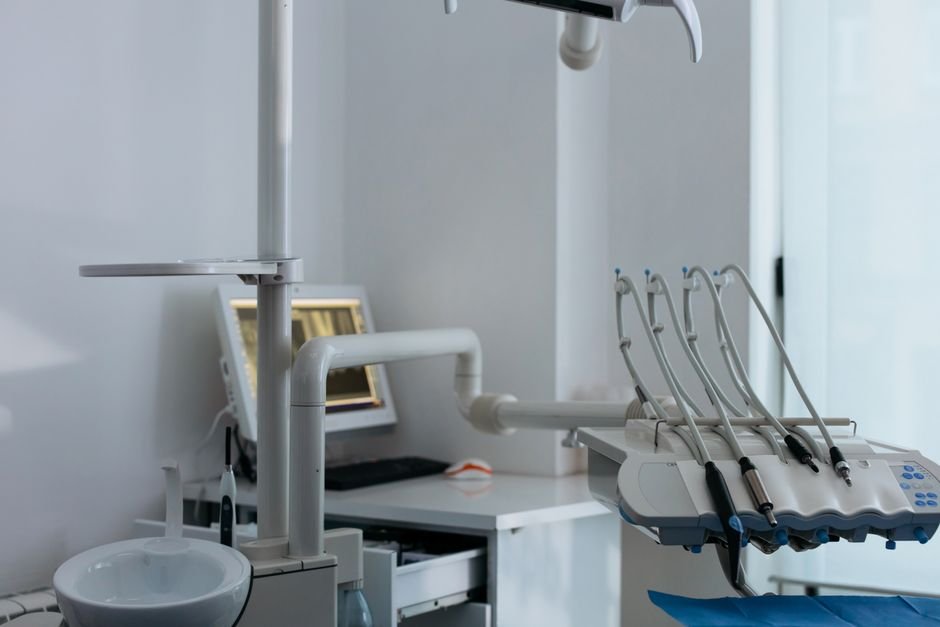 dual diagnosis treatment: Calm clinic interior bright